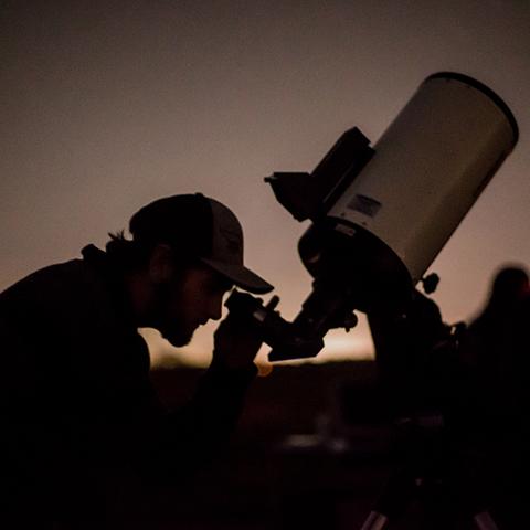天文学学生用望远镜看东西